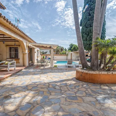 Luna- Pool With Jacuzzi By The