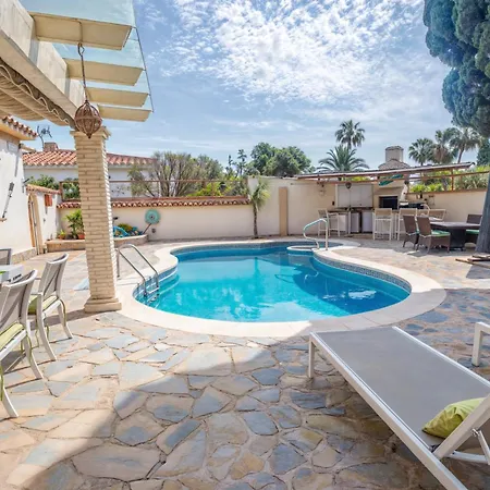 Villa Luna- Pool With Jacuzzi By The