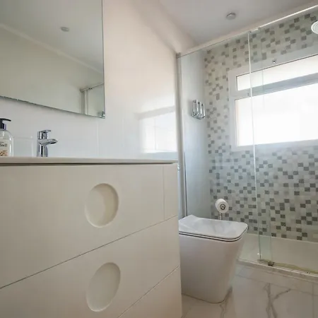 Luna- Pool With Jacuzzi By The *