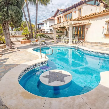 Villa Luna- Pool With Jacuzzi By The