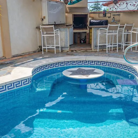 Villa Luna- Pool With Jacuzzi By The