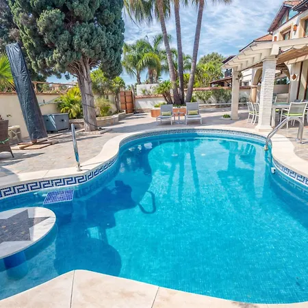 Luna- Pool With Jacuzzi By The