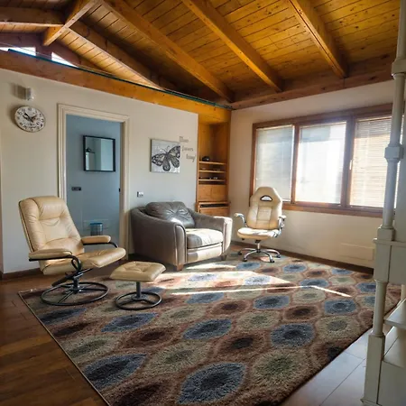 Luna- Pool With Jacuzzi By The