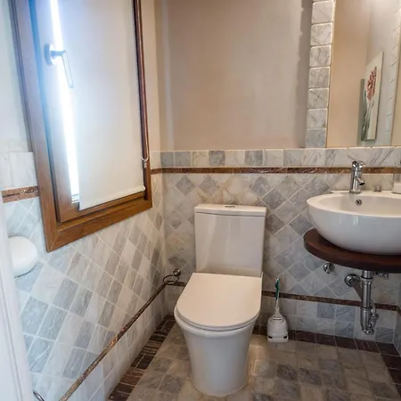 Luna- Pool With Jacuzzi By The *