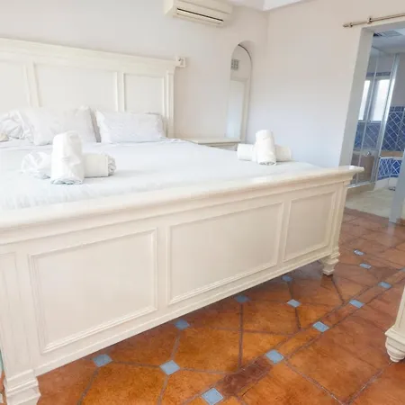 Luna- Pool With Jacuzzi By The