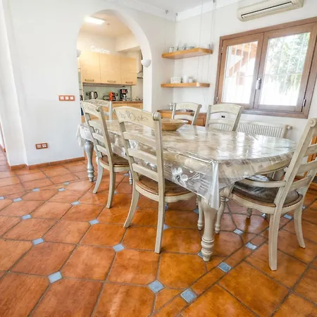 Luna- Pool With Jacuzzi By The *