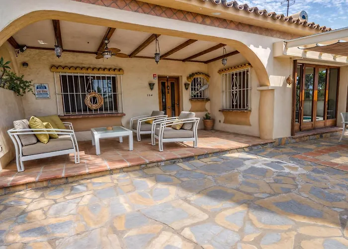 Luna- Pool With Jacuzzi By The