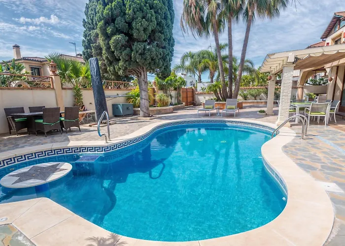 Luna- Pool With Jacuzzi By The Estepona