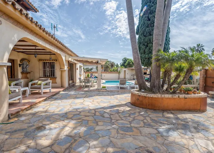 Luna- Pool With Jacuzzi By The