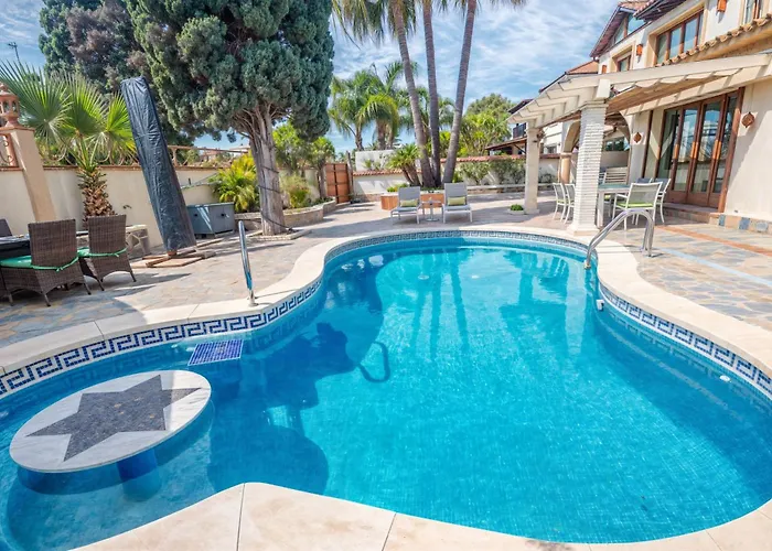 Luna- Pool With Jacuzzi By The