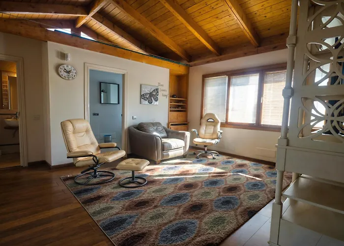 Luna- Pool With Jacuzzi By The