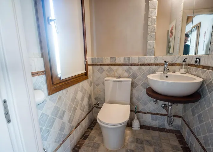 Luna- Pool With Jacuzzi By The *