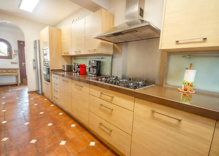 Luna- Pool With Jacuzzi By The