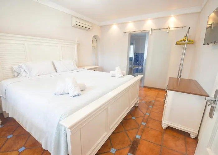 Luna- Pool With Jacuzzi By The Estepona