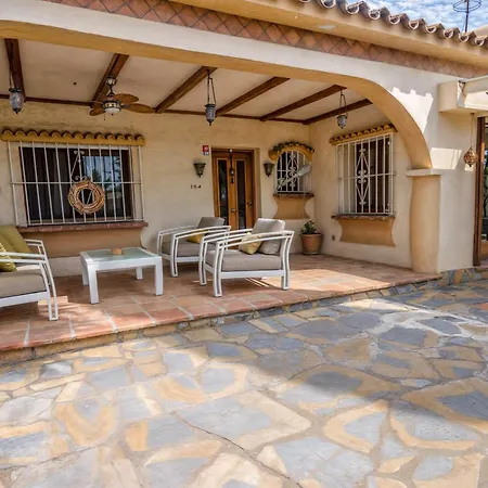 Luna- Pool With Jacuzzi By The