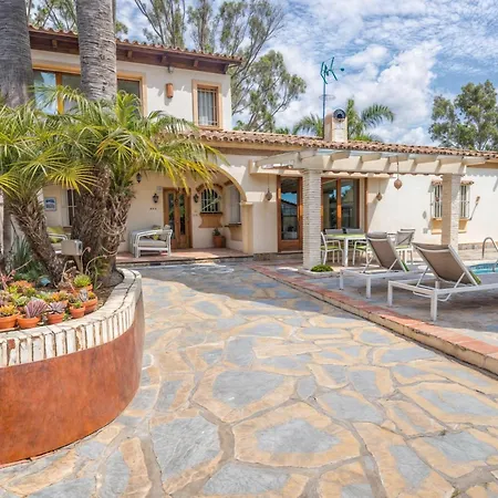 Luna- Pool With Jacuzzi By The