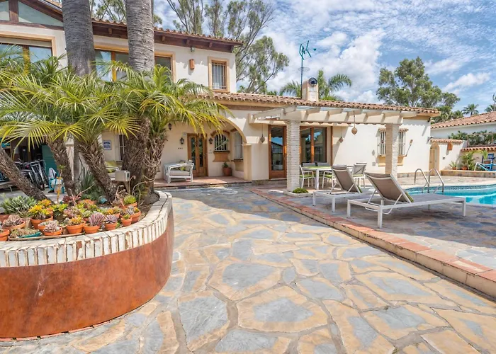 Luna- Pool With Jacuzzi By The