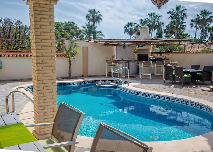 Luna- Pool With Jacuzzi By The إِستيبونا