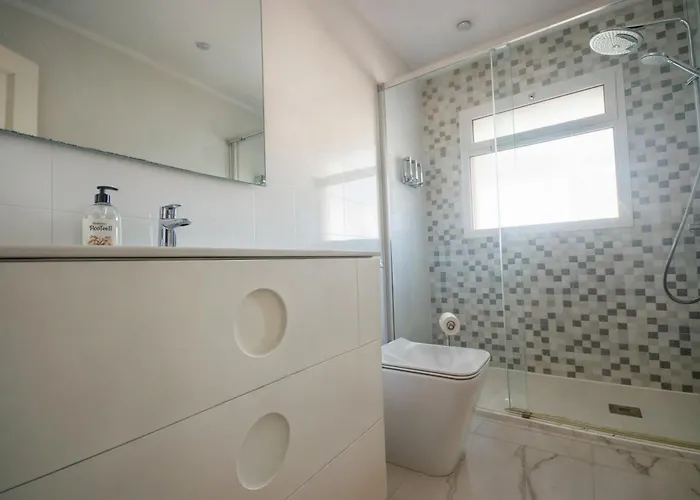 Luna- Pool With Jacuzzi By The *