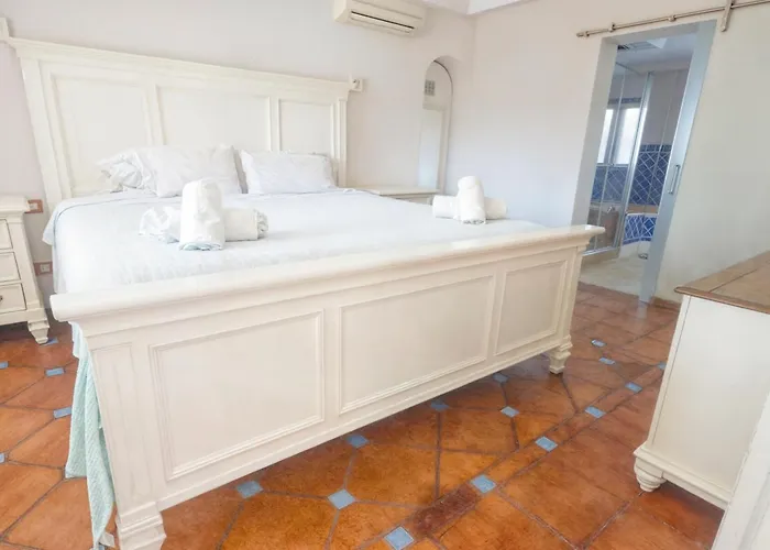 Luna- Pool With Jacuzzi By The