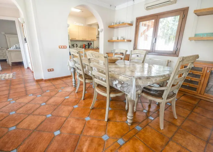 Luna- Pool With Jacuzzi By The *